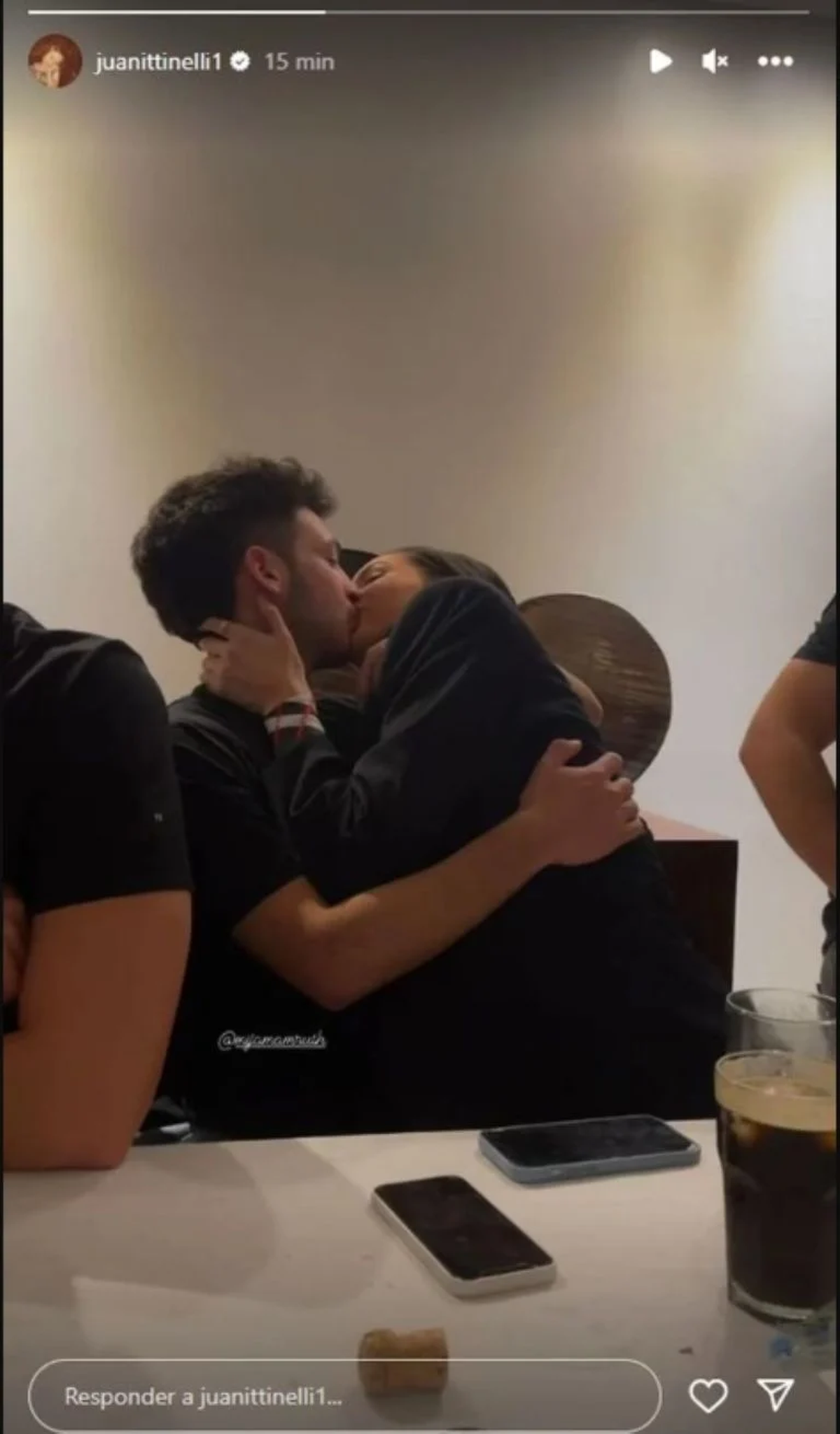 Juana Tinelli, junto a su novio Mija Mamruth. Juana Tinelli, junto a su novio Mija Mamruth.