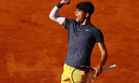 El tenista español Carlos Alcaraz (3°) le dio vuelta el partido al alemán Alexander Zverev (4°), se impuso por 6-3, 2-6, 5-7, 6-1 y 6-2 y se quedó con el título en Roland Garros. El tenista español Carlos Alcaraz (3°) le dio vuelta el partido al alemán Alexander Zverev (4°), se impuso por 6-3, 2-6, 5-7, 6-1 y 6-2 y se quedó con el título en Roland Garros.