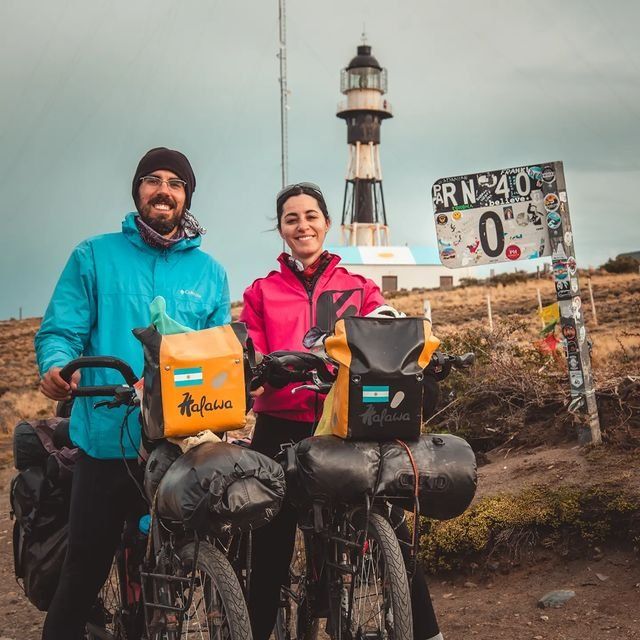 La felicidad de Cruz y Caren al llegar a Ushuaia y completar luego de seis años la aventura.