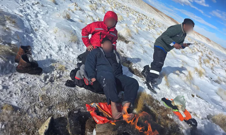 Los operarios permanecieron inicialmente dentro de la camioneta en la que viajaban, pero cuando el vehículo quedó prácticamente sepultado por la nieve decidieron salir, Los operarios permanecieron inicialmente dentro de la camioneta en la que viajaban, pero cuando el vehículo quedó prácticamente sepultado por la nieve decidieron salir,