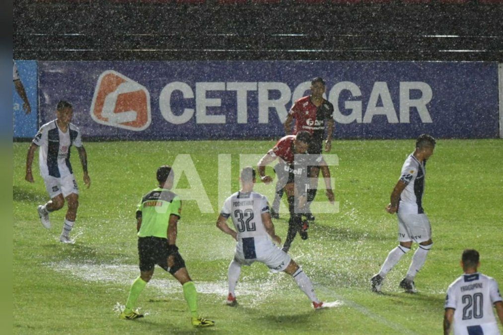 Durante gran parte del primer tiempo, Colón y Talleres debieron jugar bajo la lluvia y entre los charcos que se formaban en el césped del Brigadier López.