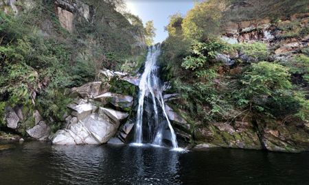 El hombre murió en el Valle de Calamuchita, en un sector conocido como Sendero Cascada Grande. El hombre murió en el Valle de Calamuchita, en un sector conocido como Sendero Cascada Grande.