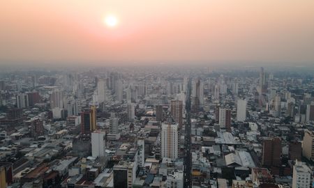 El sol se vio opacado por la gran cantidad de humo en la ciudad de Santa Fe. El sol se vio opacado por la gran cantidad de humo en la ciudad de Santa Fe.