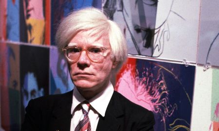Warhol supo ser el padre del pop art, un movimiento que reflejaba una crítica a la sociedad, el consumismo y el materialismo, aunque paradójicamente se alejaba de las estructuras clásicas de las bellas artes y trabajaba casi fusionando la publicidad con el arte. Warhol supo ser el padre del pop art, un movimiento que reflejaba una crítica a la sociedad, el consumismo y el materialismo, aunque paradójicamente se alejaba de las estructuras clásicas de las bellas artes y trabajaba casi fusionando la publicidad con el arte.