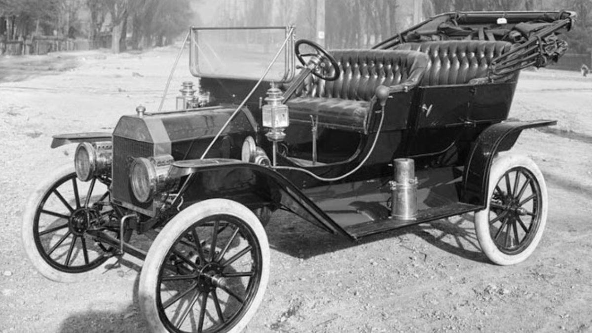 El Ford T apareció en el mercado el 1 de octubre de 1908.