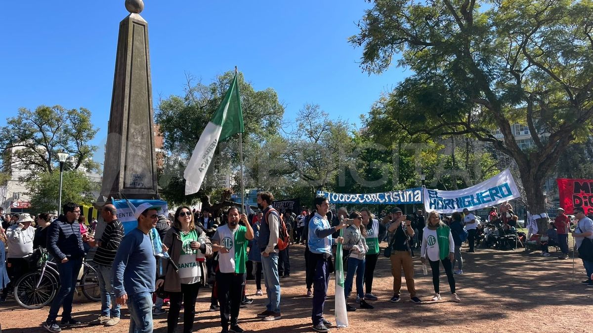 Cientos de santafesinos se movilizaron en defensa de Cristina y de la democracia.