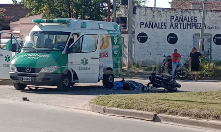 El hombre que se trasladaba en la moto murió en el lugar. El hombre que se trasladaba en la moto murió en el lugar.