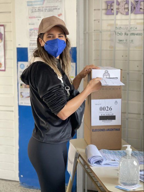 Con un look deportivo, Cinthia Fernández se acercó a votar. Este año, además, debuta como candidata.