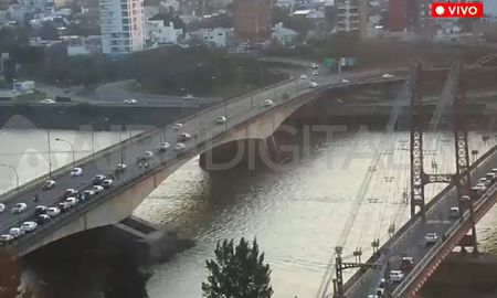 El siniestro ocurrió sobre el viaducto y tuvo como protagonistas a una moto y un auto. El siniestro ocurrió sobre el viaducto y tuvo como protagonistas a una moto y un auto.