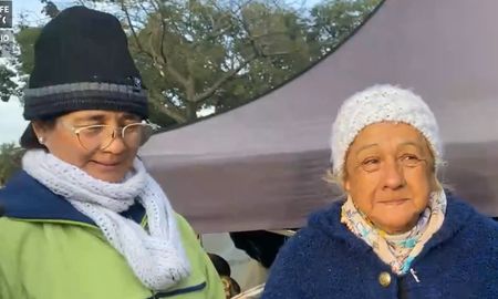 Silvina e Isabel, dos generaciones de una familia que, en cada partido y recital, tira toda la carne al asador. Silvina e Isabel, dos generaciones de una familia que, en cada partido y recital, tira toda la carne al asador.