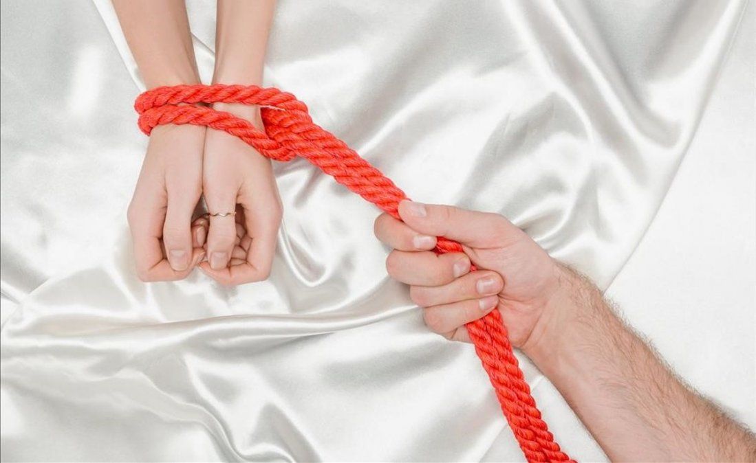 Tiene 16 y un amigo de 20 la obligó a firmar un contrato de sumisión sexual