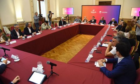 Maximiliano Pullaro junto a diputados y senadores nacionales de Santa Fe. Maximiliano Pullaro junto a diputados y senadores nacionales de Santa Fe.