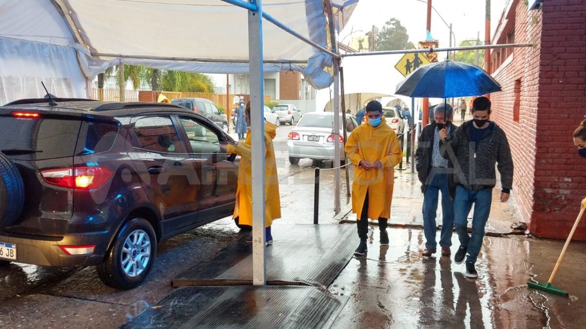 Vacunan a mayores de 70 años en la Esquina Encendida y piden cumplir el horario del turno asignado