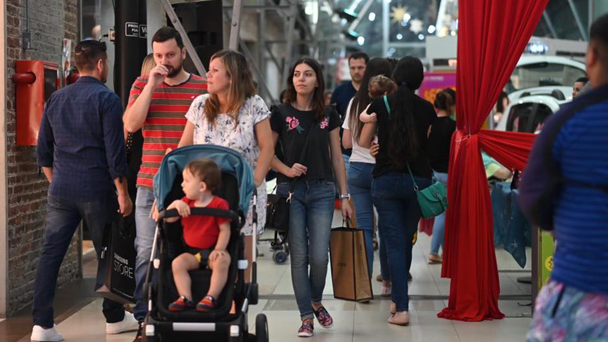 El funcionamiento del patio de comidas será bajo los protocolos implementados para el sector gastronómico. Entre otros aspectos, podrá ocuparse el 30% de la capacidad del comercio y impedirá el paso entre el patio de comidas y el sector de los locales comerciales.