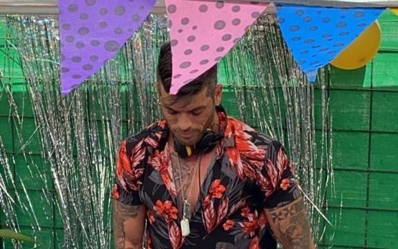 El ex Gran Hermano como DJ del evento clandestino. 