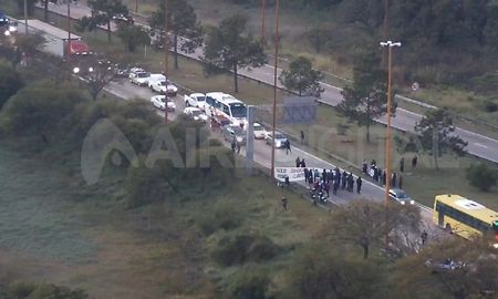 Desde las 6.30 se formaron largas filas de vehículos en el ingreso a Santa Fe por la ruta 168 y también en la colectora. Desde las 6.30 se formaron largas filas de vehículos en el ingreso a Santa Fe por la ruta 168 y también en la colectora.