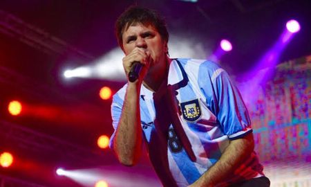 El reconocido rockero argentino debió suspender su presentación callejera ante la estricta orden de los efectivos estadounidenses. El reconocido rockero argentino debió suspender su presentación callejera ante la estricta orden de los efectivos estadounidenses.