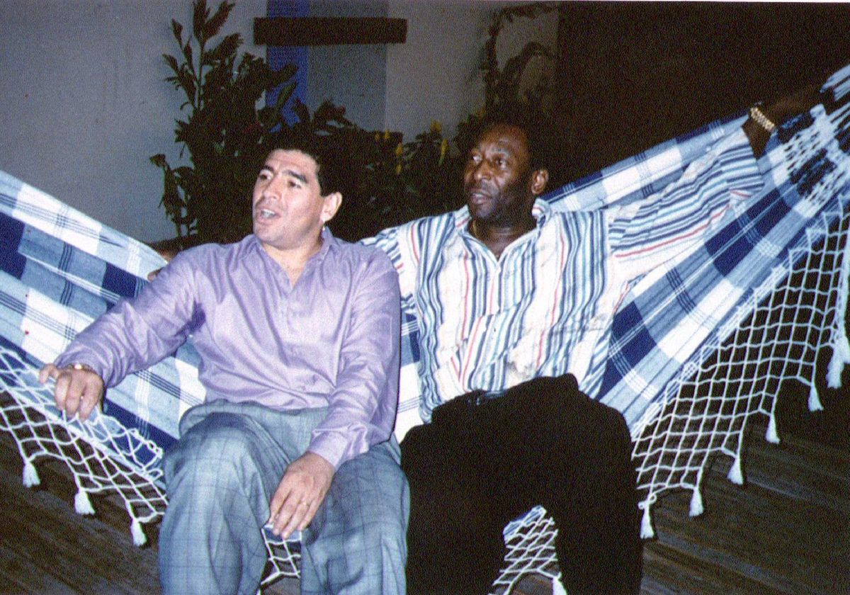 Pelé junto a Diego Armando Maradona.
