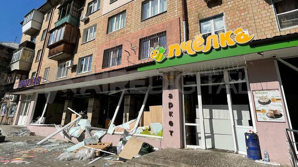 Un misil cayó donde había una pequeña plazoleta para que jueguen los niños de un complejo de edificios modestos en Kiev.