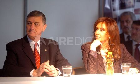 Eran tiempos en los que Cristina Fernández aparecía como casi imbatible. Hermes Binner logró el segundo lugar en aquellas elecciones, con el 16% de los votos. Eran tiempos en los que Cristina Fernández aparecía como casi imbatible. Hermes Binner logró el segundo lugar en aquellas elecciones, con el 16% de los votos.