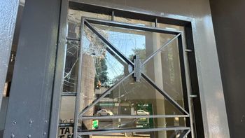 Un hombre en situación de calle rompió con un piedrazo el vidrio de una de las puertas del Palacio Municipal.