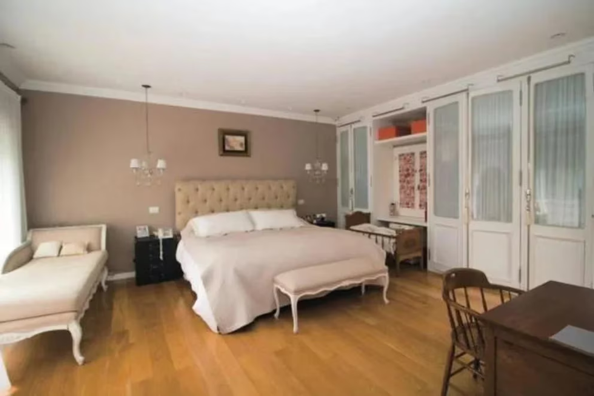 La casa de Vicuña presenta una combinación de estilo francés e inglés. La casa de Vicuña presenta una combinación de estilo francés e inglés.