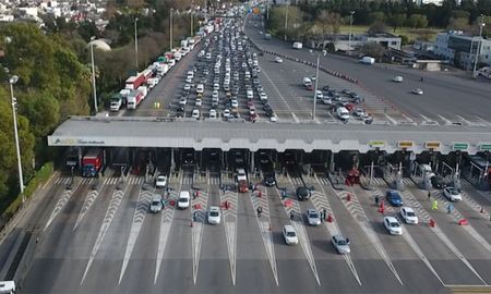 Desde enero de 2026, el sistema Free Flow elimina las barreras y obliga a contar con TelePASE para circular por las autopistas porteñas. Desde enero de 2026, el sistema Free Flow elimina las barreras y obliga a contar con TelePASE para circular por las autopistas porteñas.