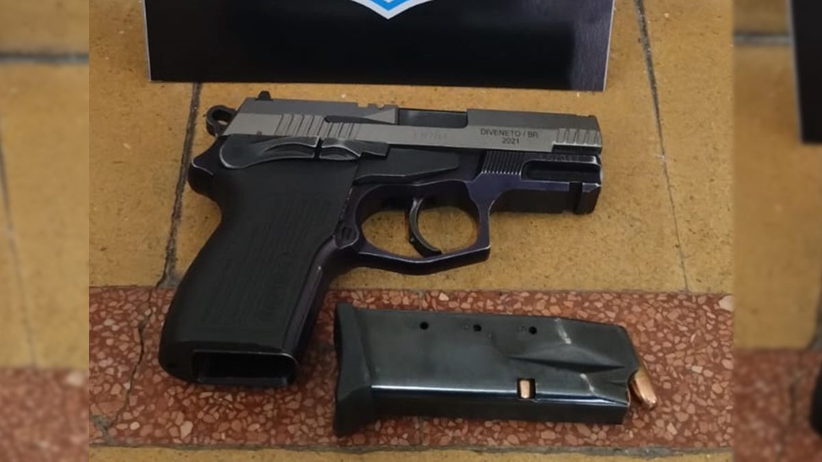 La pistola y sus municiones fueron secuestradas y puestas a disposición de la Justicia.&nbsp;