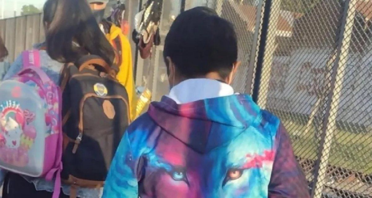 Le dieron el buzo de egresados