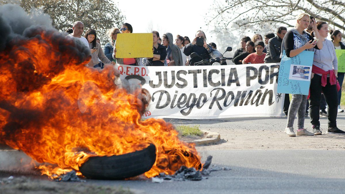 Vecinos de Recreo cortan la ruta nacional 11 para pedir justicia por la muerte de Diego Román.