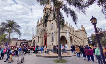 Llegan los primeros fieles este sábado a la Basílica Nuestra Señora de Guadalupe de la ciudad de Santa Fe. Llegan los primeros fieles este sábado a la Basílica Nuestra Señora de Guadalupe de la ciudad de Santa Fe.