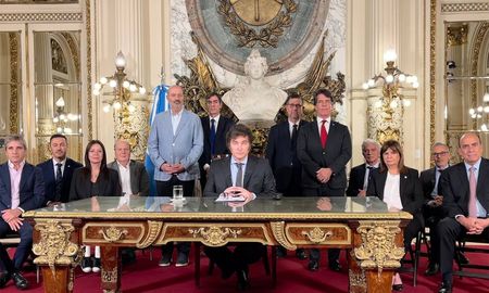 Junto a sus ministros, Javier Milei anunció un paquete de medidas. Este jueves adelantó que fue solo el principio. Junto a sus ministros, Javier Milei anunció un paquete de medidas. Este jueves adelantó que fue solo el principio.