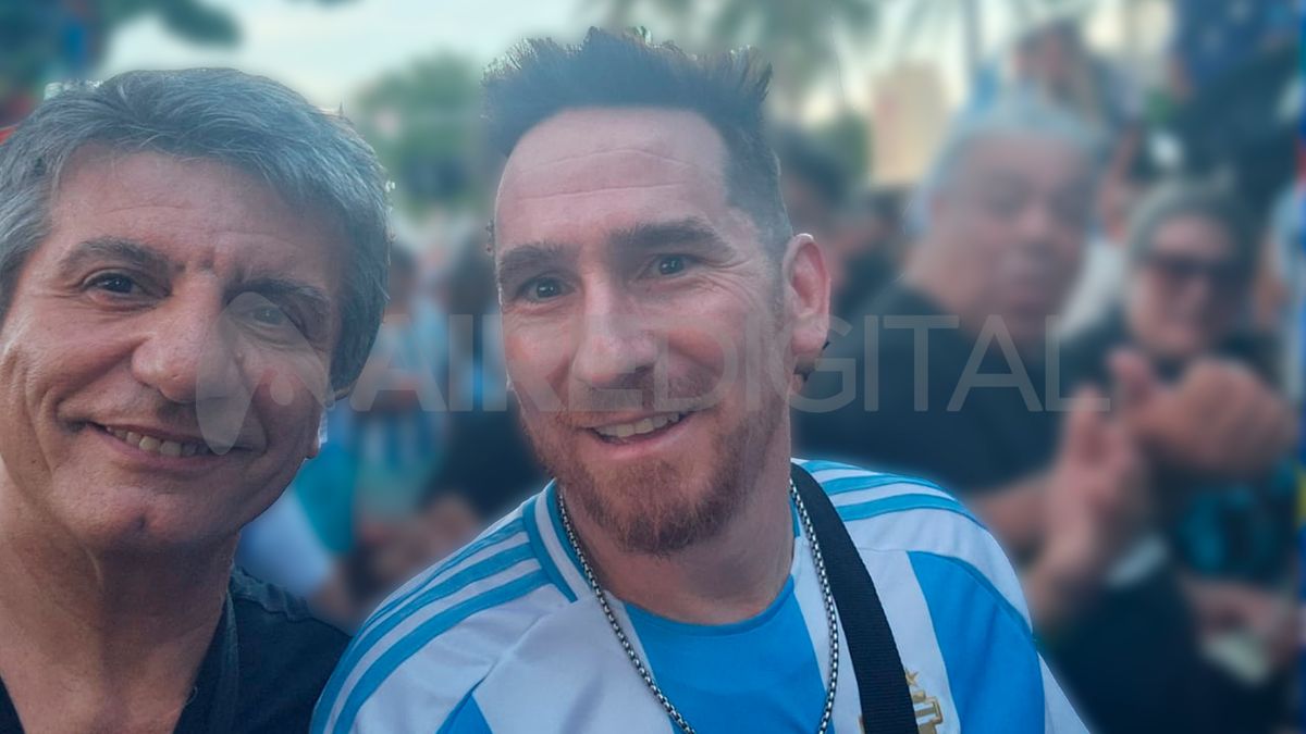 El director de AIRE, Luis Mino, junto al clon de Messi. El director de AIRE, Luis Mino, junto al clon de Messi.