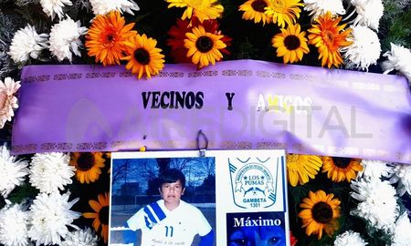 Imágenes del velorio de Máximo Jerez, el niño rosarino de 11 años que murió alcanzado por una bala el domingo. Imágenes del velorio de Máximo Jerez, el niño rosarino de 11 años que murió alcanzado por una bala el domingo.