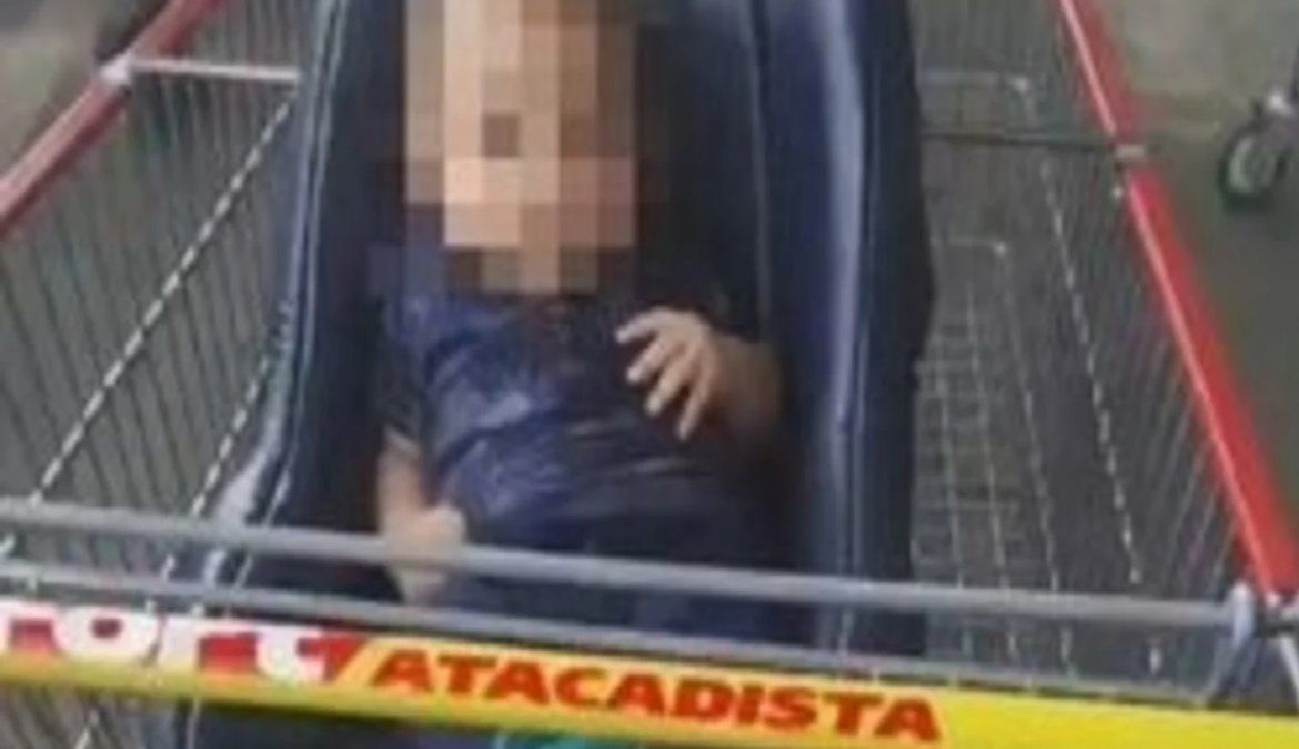 Se olvidaron al bebé en el supermercado: hicieron las compras