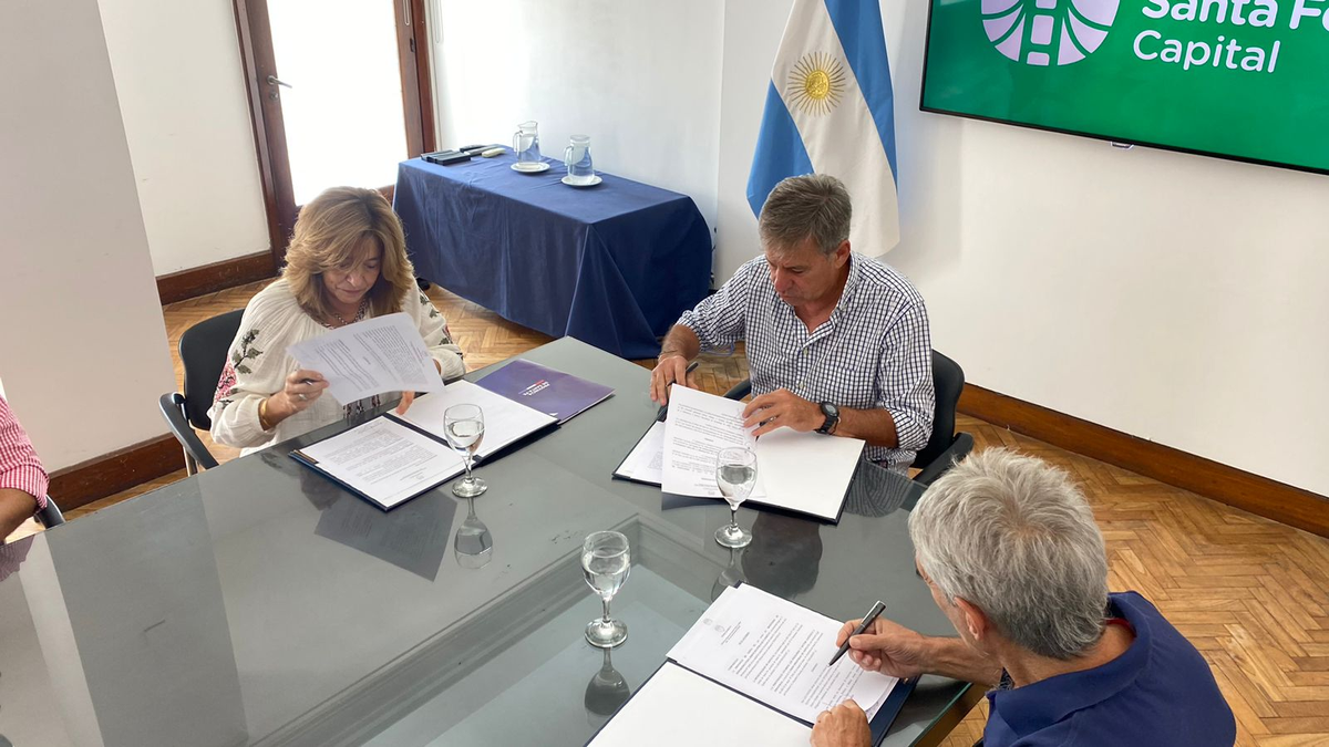 Frana y Jatón firmaron un convenio que permitirá dotar de la potencia eléctrica necesaria a las empresas radicadas y por radicarse en las áreas industriales “Los Polígonos I y II” y el Parque Logístico “Interpuertos”. Frana y Jatón firmaron un convenio que permitirá dotar de la potencia eléctrica necesaria a las empresas radicadas y por radicarse en las áreas industriales “Los Polígonos I y II” y el Parque Logístico “Interpuertos”.