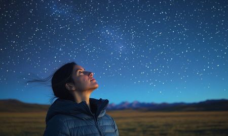 Las caminatas nocturnas por parques nacionales permiten el avistamiento de especies de hábitos crepusculares que permanecen ocultas durante el día para evitar a los depredadores y las altas temperaturas. Las caminatas nocturnas por parques nacionales permiten el avistamiento de especies de hábitos crepusculares que permanecen ocultas durante el día para evitar a los depredadores y las altas temperaturas.