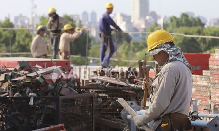 La baja en el nivel de empleo se produce de manera generalizada en los distintos rubros de la economía del país. La baja en el nivel de empleo se produce de manera generalizada en los distintos rubros de la economía del país.