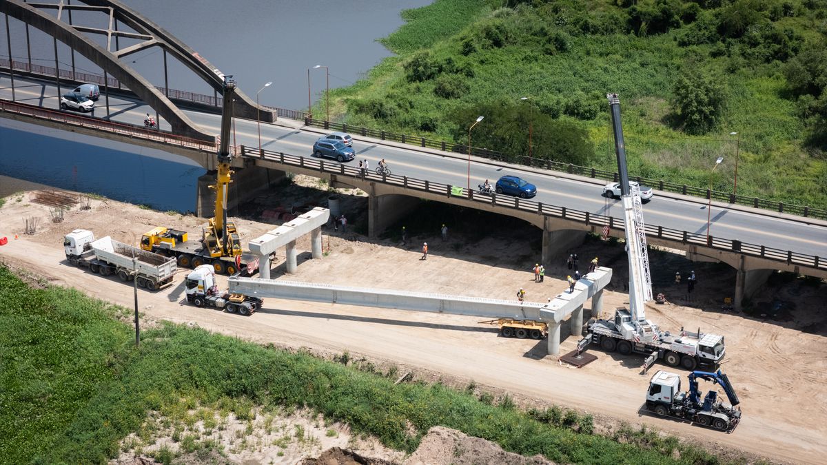 Con la colocación de las primeras vigas, la estructura empezó a ser visible para quienes circulaban por el Puente Carretero. Con la colocación de las primeras vigas, la estructura empezó a ser visible para quienes circulaban por el Puente Carretero.