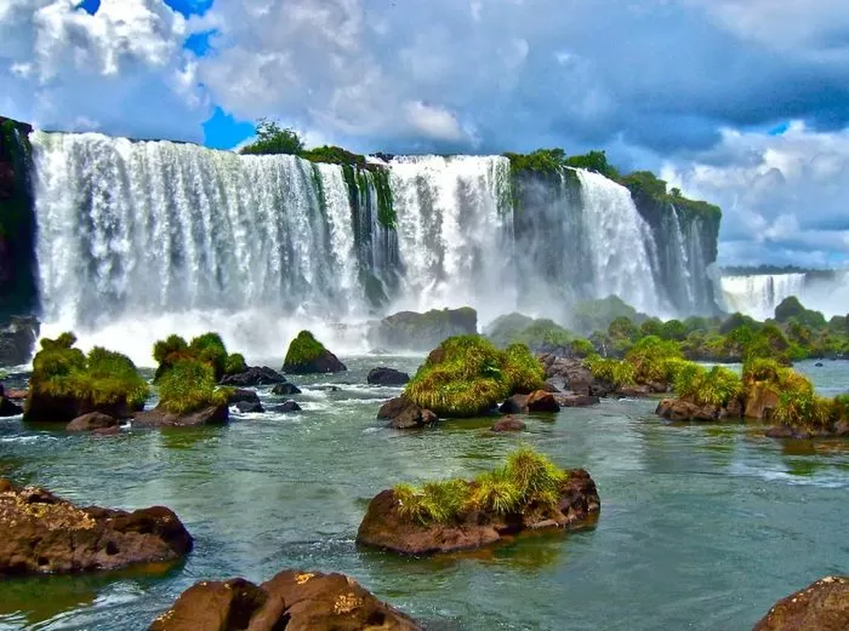 En Puerto Iguaz&uacute; se encuentran las Cataratas del Iguaz&uacute;, una de las maravillas del mundo actual y uno de los tantos paisajes ic&oacute;nicos que tiene la Argentina.