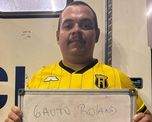 Un hincha visitante se hizo el chistoso y quedó detenido por romper billetes de pesos argentinos Un hincha visitante se hizo el chistoso y quedó detenido por romper billetes de pesos argentinos