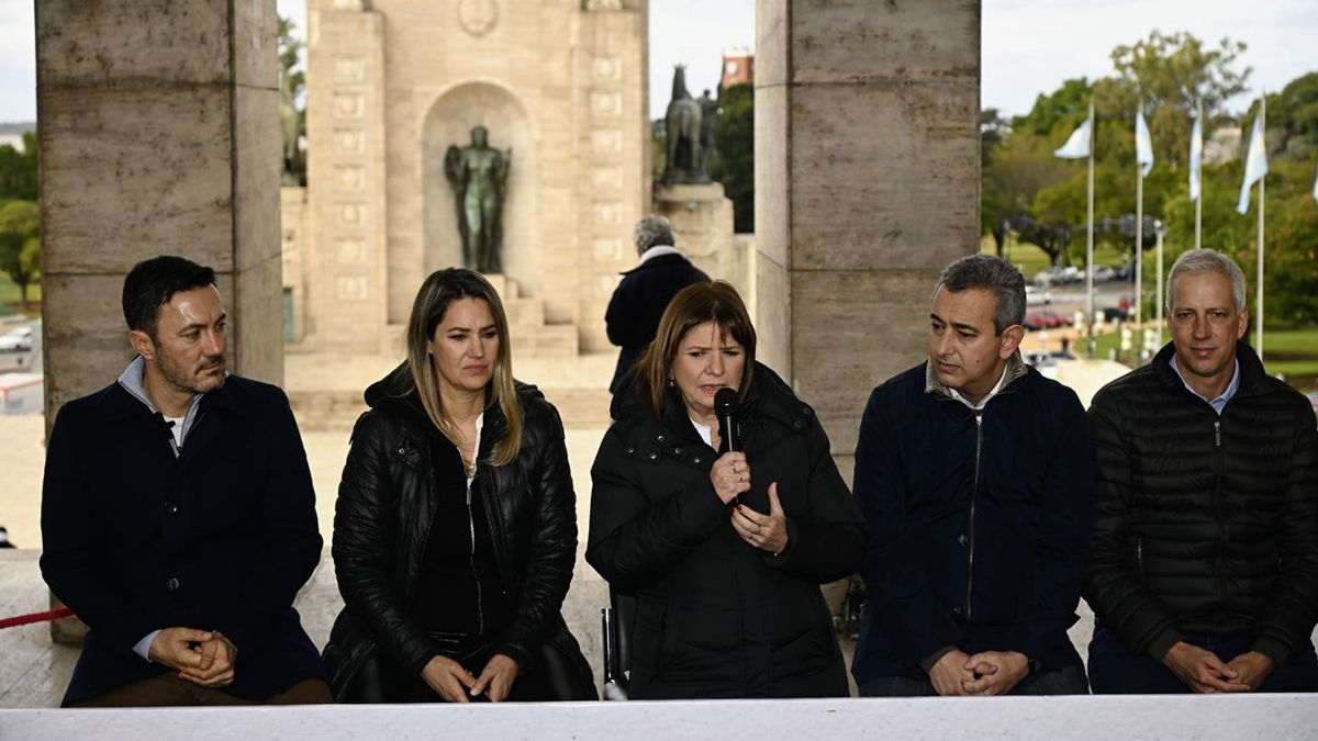 Bullrich dijo que, si bien los rosarinos son los "más perjudicados", el narcotráfico "es un problema del país y así lo tiene que tomar un Gobierno nacional". Bullrich dijo que, si bien los rosarinos son los "más perjudicados", el narcotráfico "es un problema del país y así lo tiene que tomar un Gobierno nacional".