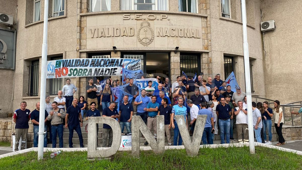 Trabajadores viales se concentraron frente a la sede de la repartición en Santa Fe en defensa del organismo y de las fuentes de trabajo.