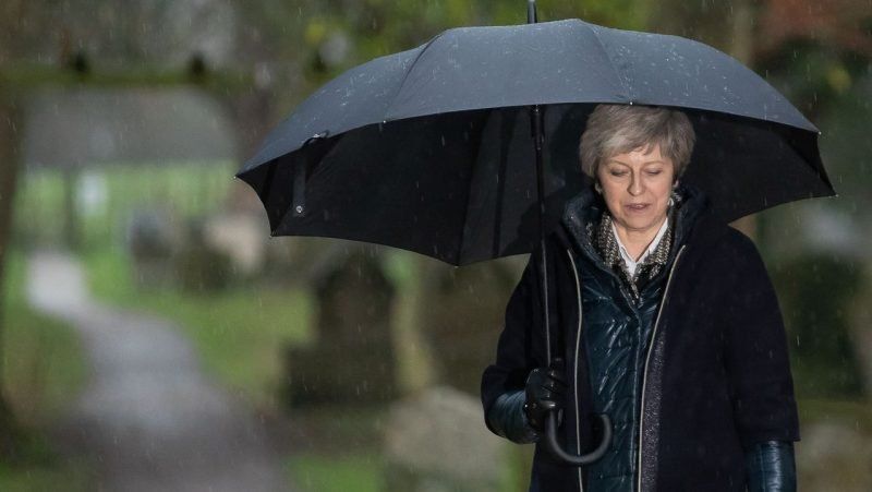 Theresa May retrasó la votación del Brexit y dejó al Reino Unido ante un futuro incierto