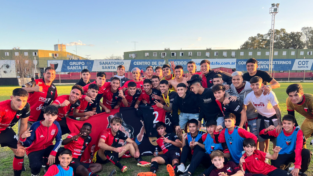 El festejo final de los jugadores de Colón al vencer a Unión por la Liga Santafesina.