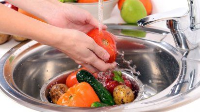 Cómo limpiar las frutas y verduras para preservarlas mejor