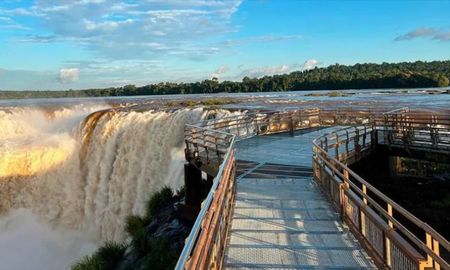 Las Cataratas de Iguazú son consideradas una de las 7 maravillas naturales del mundo. Las Cataratas de Iguazú son consideradas una de las 7 maravillas naturales del mundo.