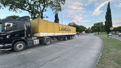 Tránsito complicado en Santa Fe: hasta cuándo permanecerá el camión averiado en avenida 27 de Febrero