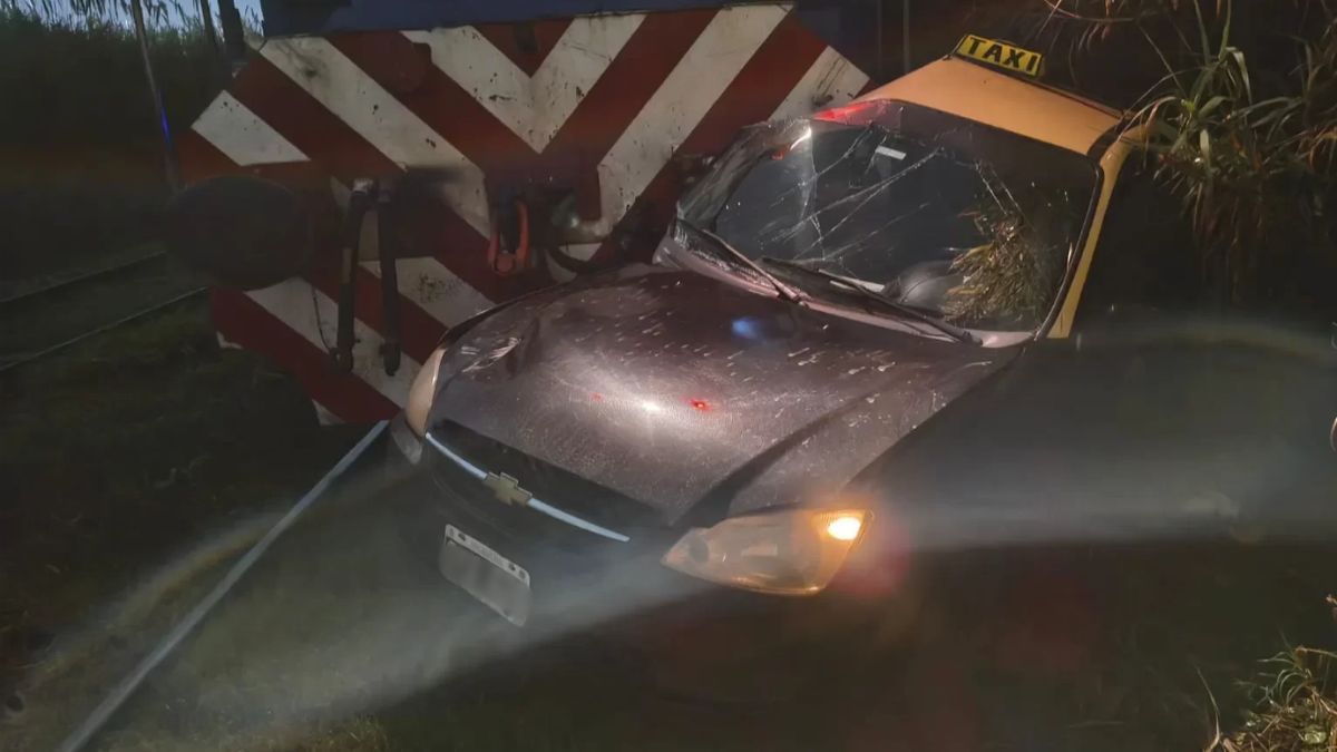 El accidente ocurrió en un cruce ferroviario en el oeste de Rosario. El taxista, de 65 años, sufrió lesiones y fue asistido por personal del SIES.
