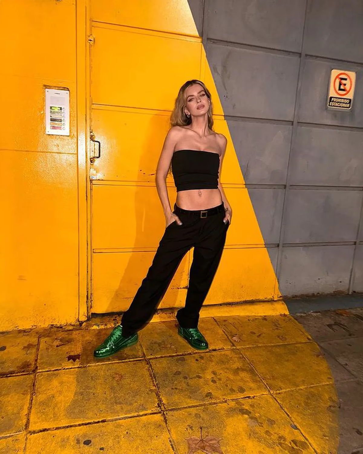 La China Suárez posó con crop top, sastrería y zapatillas verdes. (Foto: Instagram/@sangrejaponesa).